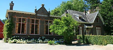 Varik_-_Grotestraat_17_-_R.K._Dorpsschool_met_onderwijzerswoning_450x200.jpg