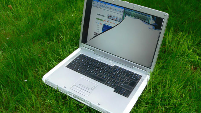 laptop-notebook-lcd-busted-screen-broke-broken-broken-screen-scrapped-computer-telecommuter-disaster-work-bad-day-1243170