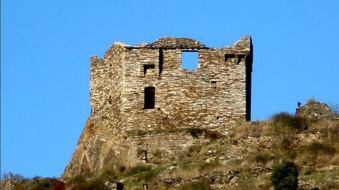 "File:Citou Château (ruines).jpg" by ArnoLagrange is licensed under CC BY-SA 3.0.